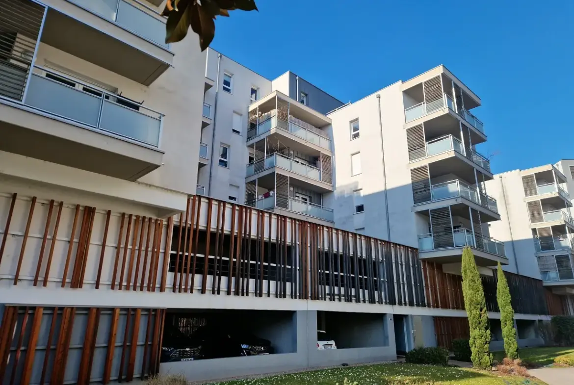 Studio lumineux à Strasbourg avec terrasse et garage 