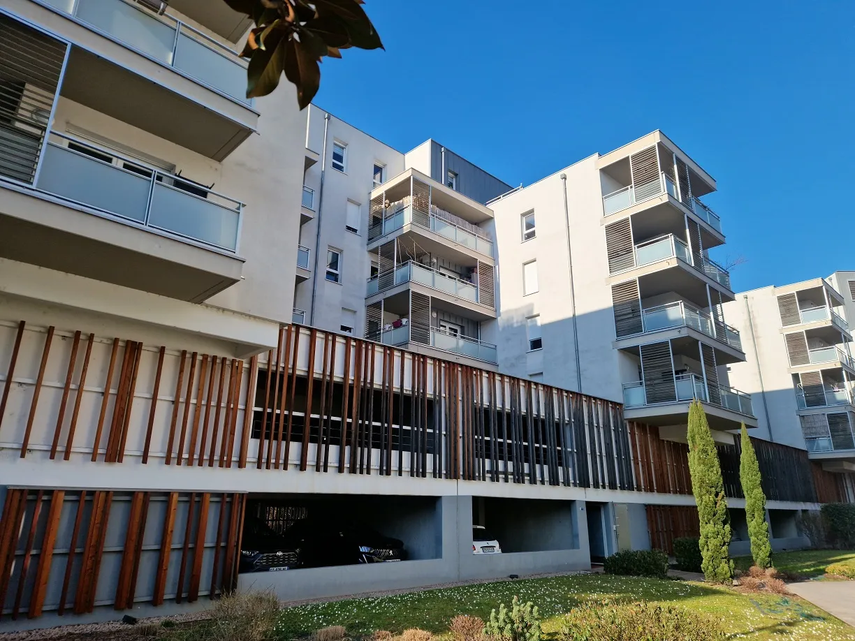 Studio lumineux à Strasbourg avec terrasse et garage 