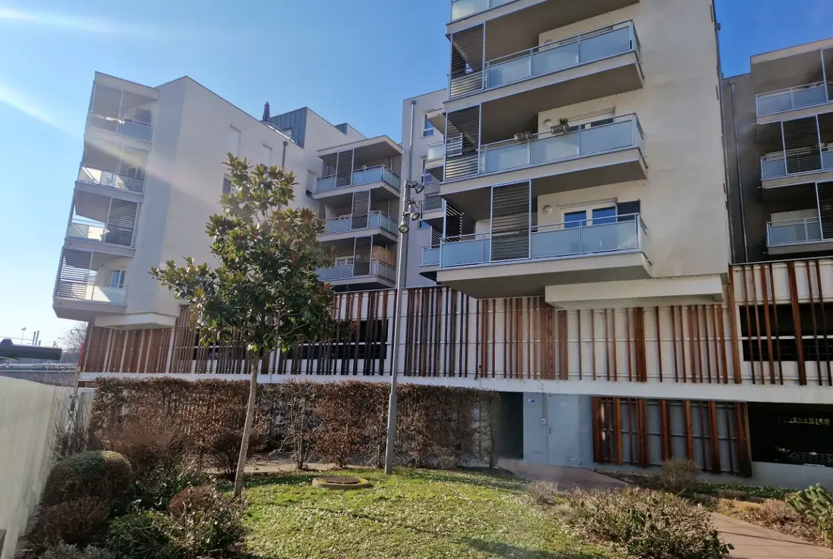 Studio lumineux à Strasbourg avec terrasse et garage 