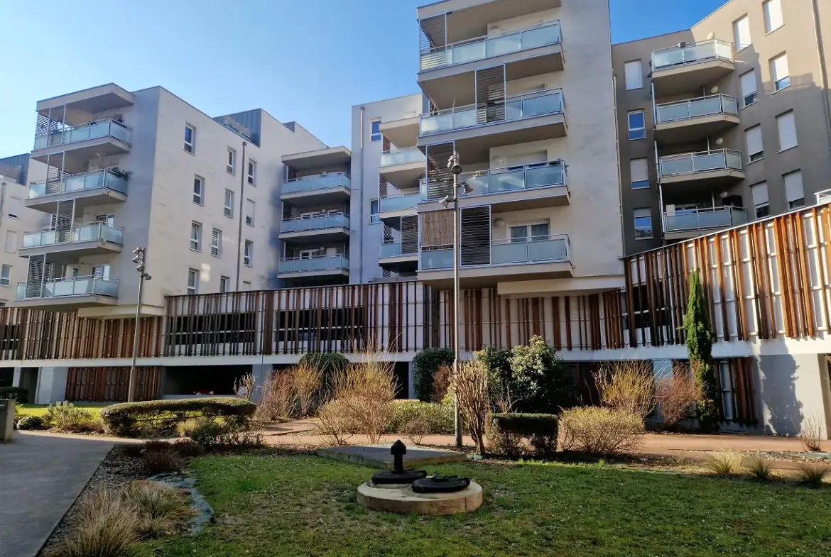 Studio lumineux à Strasbourg avec terrasse et garage 