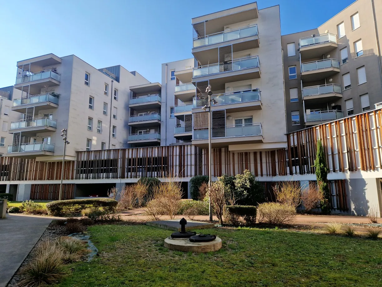 Studio lumineux à Strasbourg avec terrasse et garage 