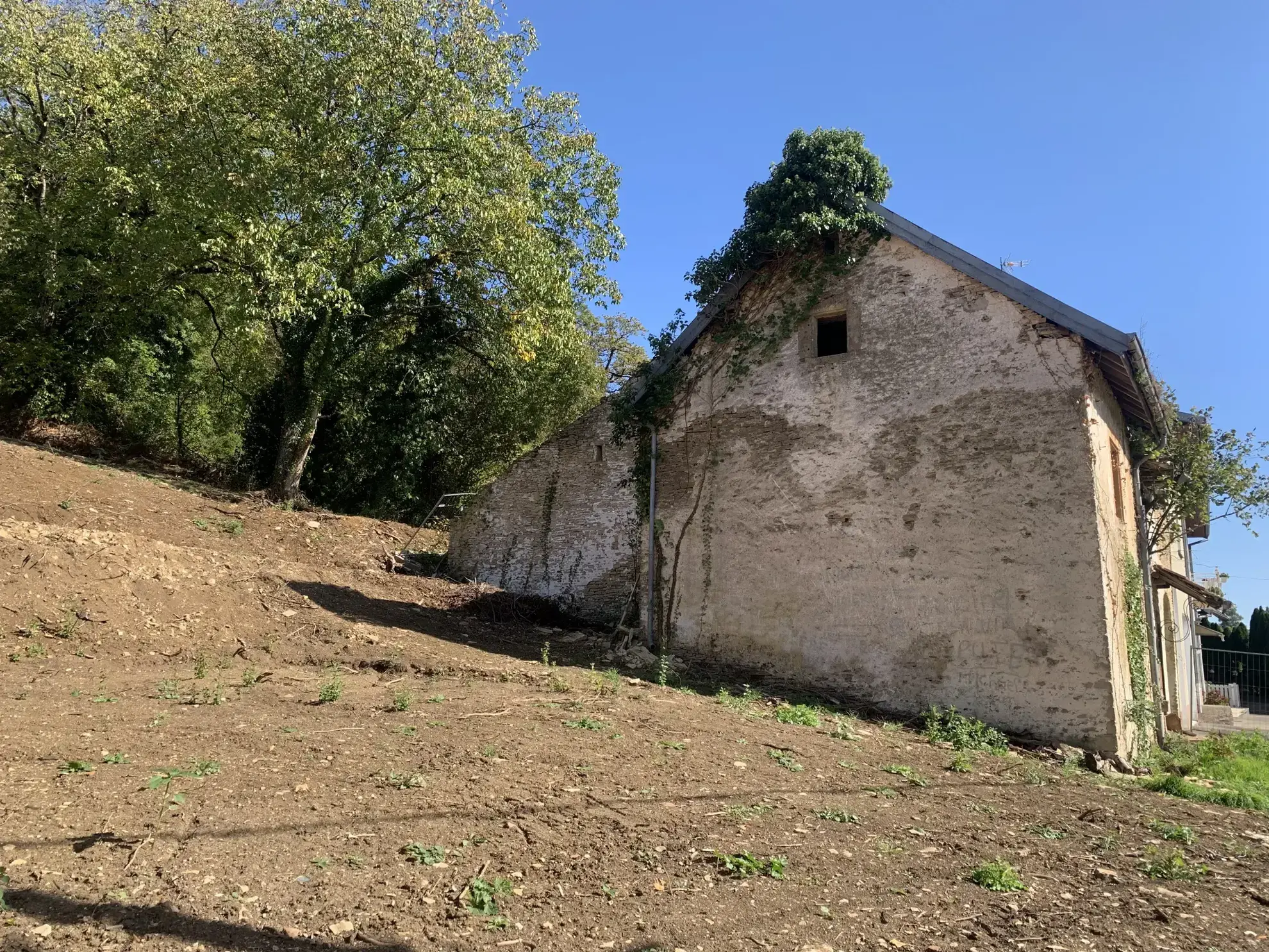 Maison à rénover sur terrain de 15 ares près d'HERICOURT 