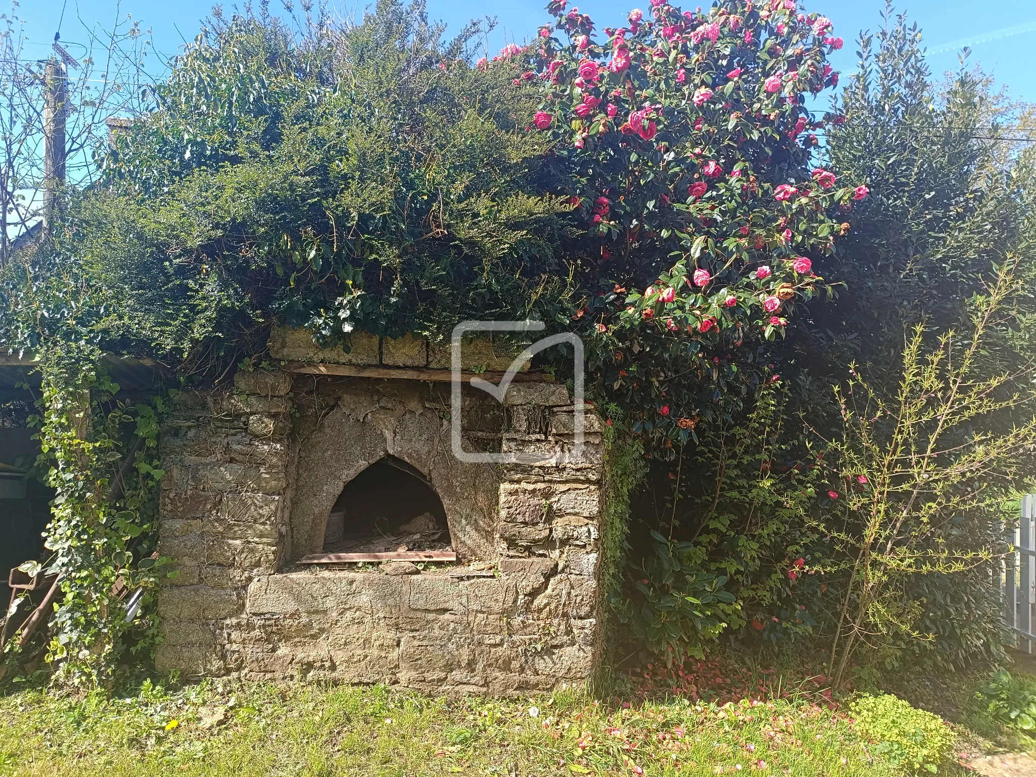 Maison de campagne à rénover avec jardin à La Trinité Porhoët 