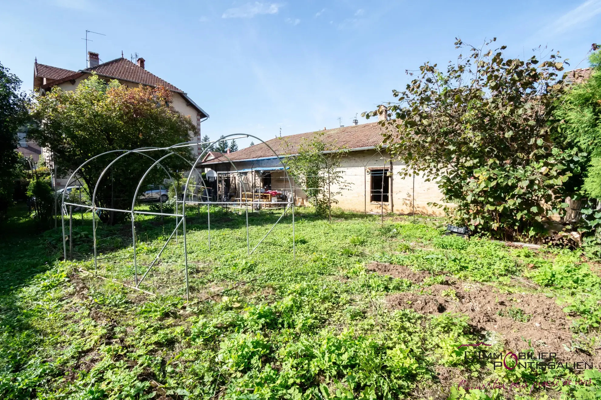 Vente de 2 appartements à Pontarlier avec jardin et garages 