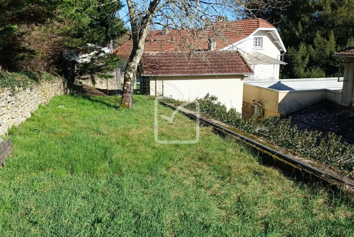 Maison double avec local professionnel à Savignac les Eglises 