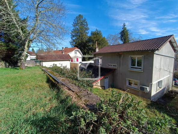 Maison double avec local professionnel à Savignac les Eglises