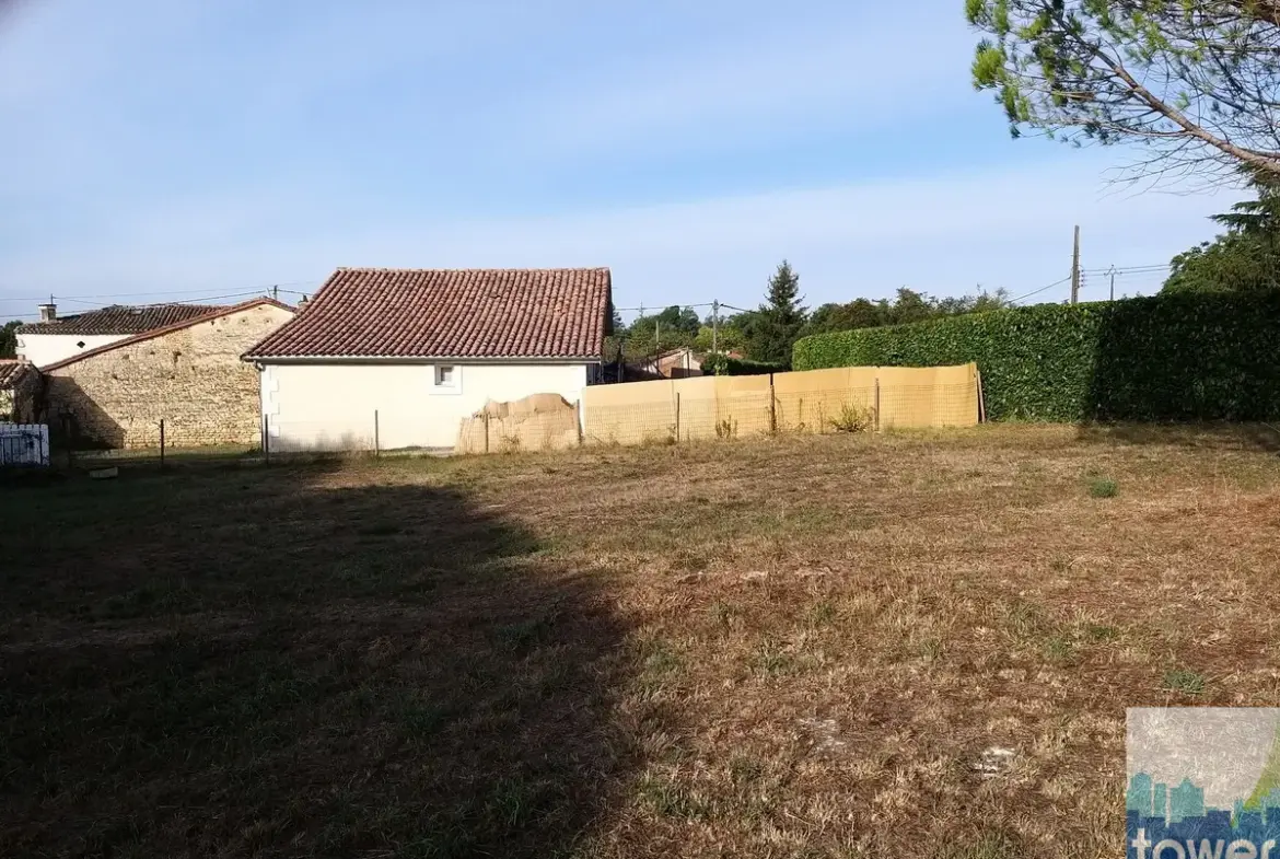 Terrain constructible de 827 m2 à Garat près de Soyaux 