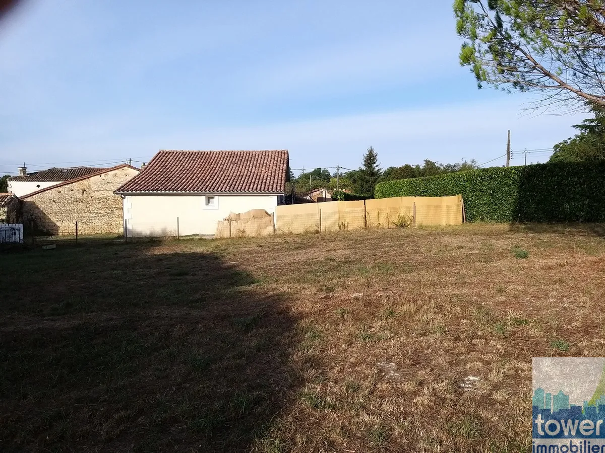 Terrain constructible de 827 m2 à Garat près de Soyaux 