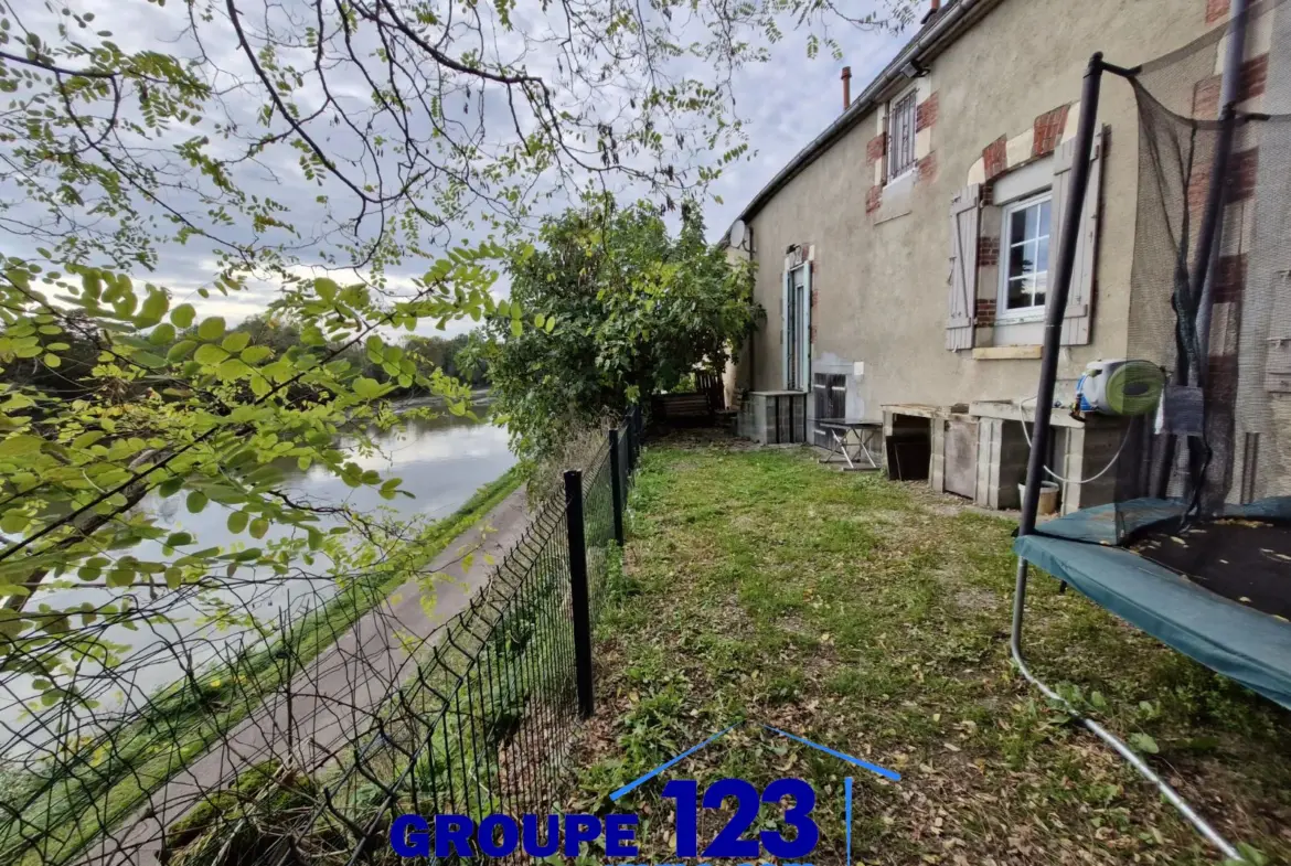 Maison mitoyenne à Laroche-Saint-Cydroine avec jardin 