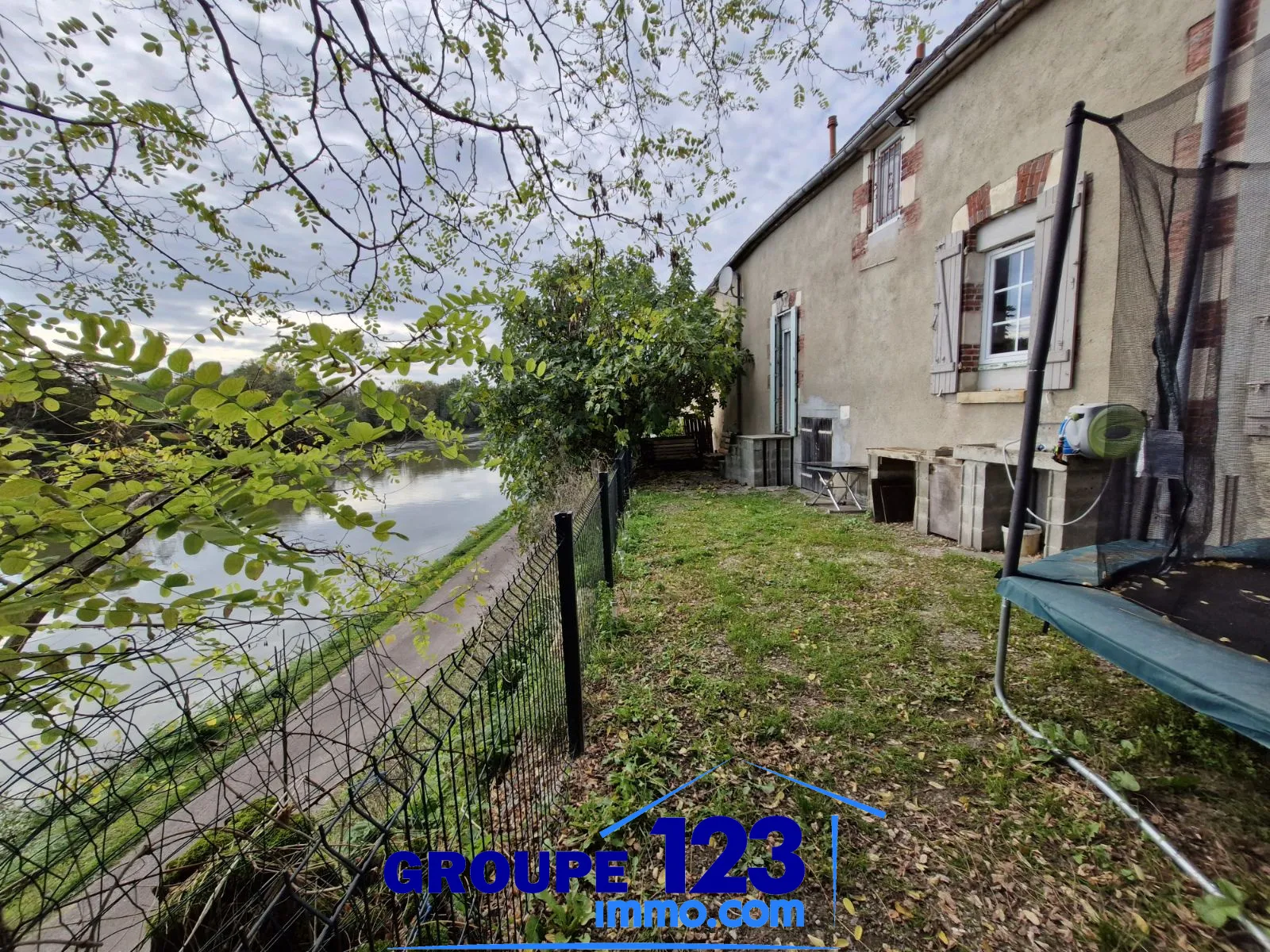 Maison mitoyenne à Laroche-Saint-Cydroine avec jardin 