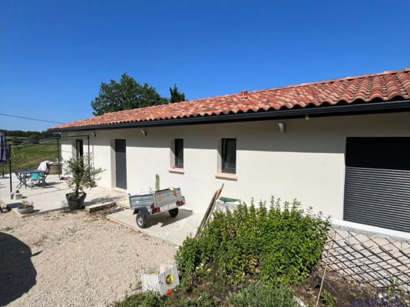 Belle villa de plain-pied avec chalet et piscine à Serignac