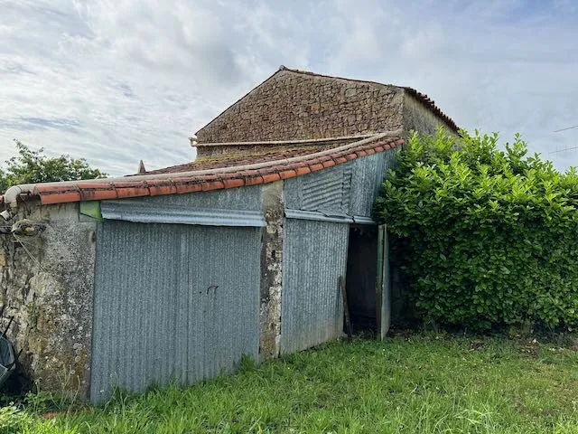 Maison en pierres à rénover à Ste Hermine - 147 700 € 