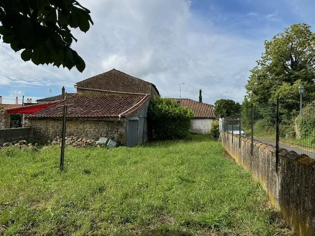 Maison en pierres à rénover à Ste Hermine - 147 700 € 