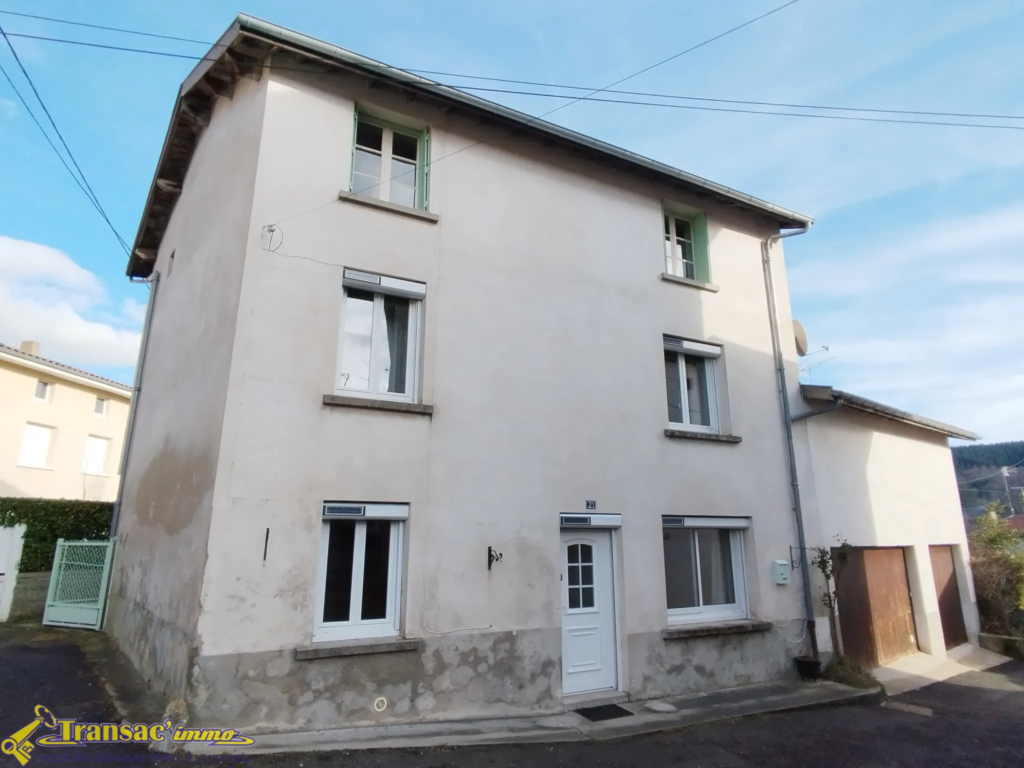 À Thiers, maison de 113m² avec 4 chambres et bureau, 3 garages