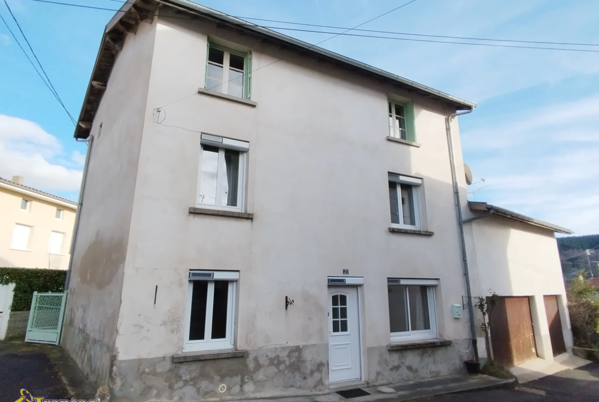 À Thiers, maison de 113m² avec 4 chambres et bureau, 3 garages 