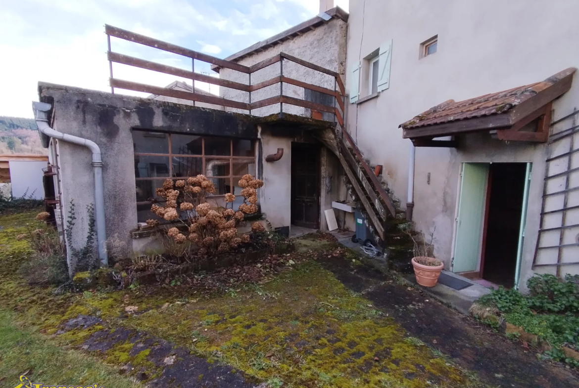 À Thiers, maison de 113m² avec 4 chambres et bureau, 3 garages 