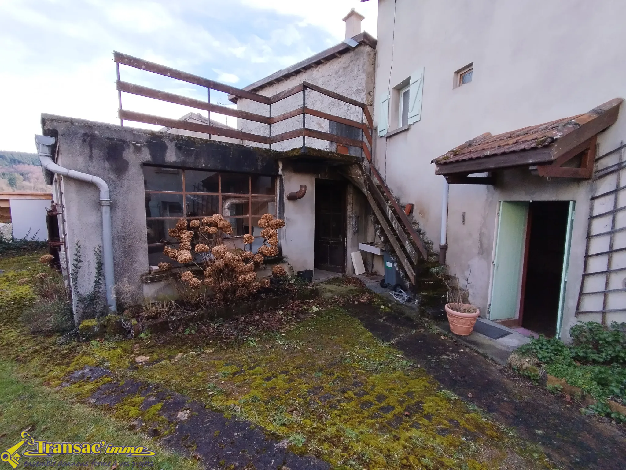 À Thiers, maison de 113m² avec 4 chambres et bureau, 3 garages 