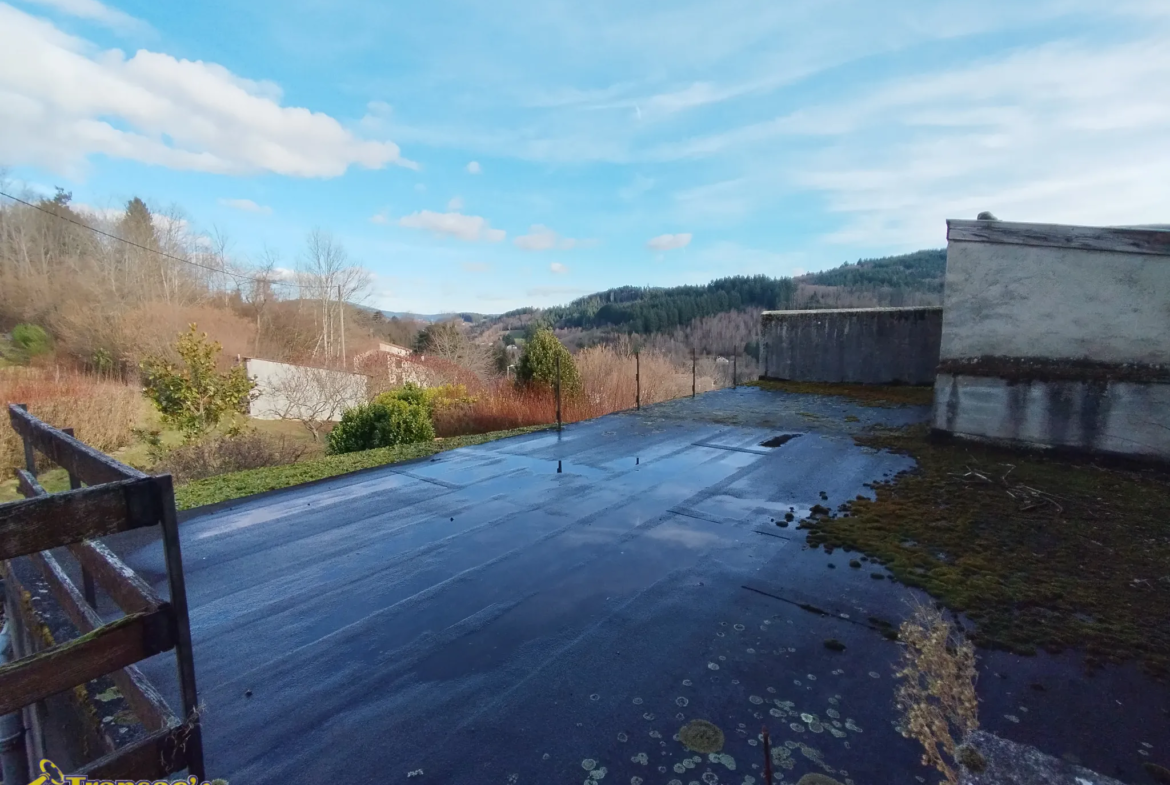 À Thiers, maison de 113m² avec 4 chambres et bureau, 3 garages 