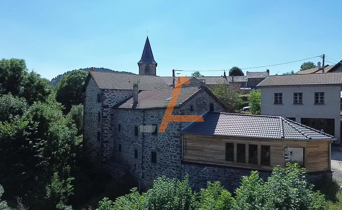 Maison Familiale Spacieuse à Champclause - 220 m² avec Possibilité d'Indépendance 