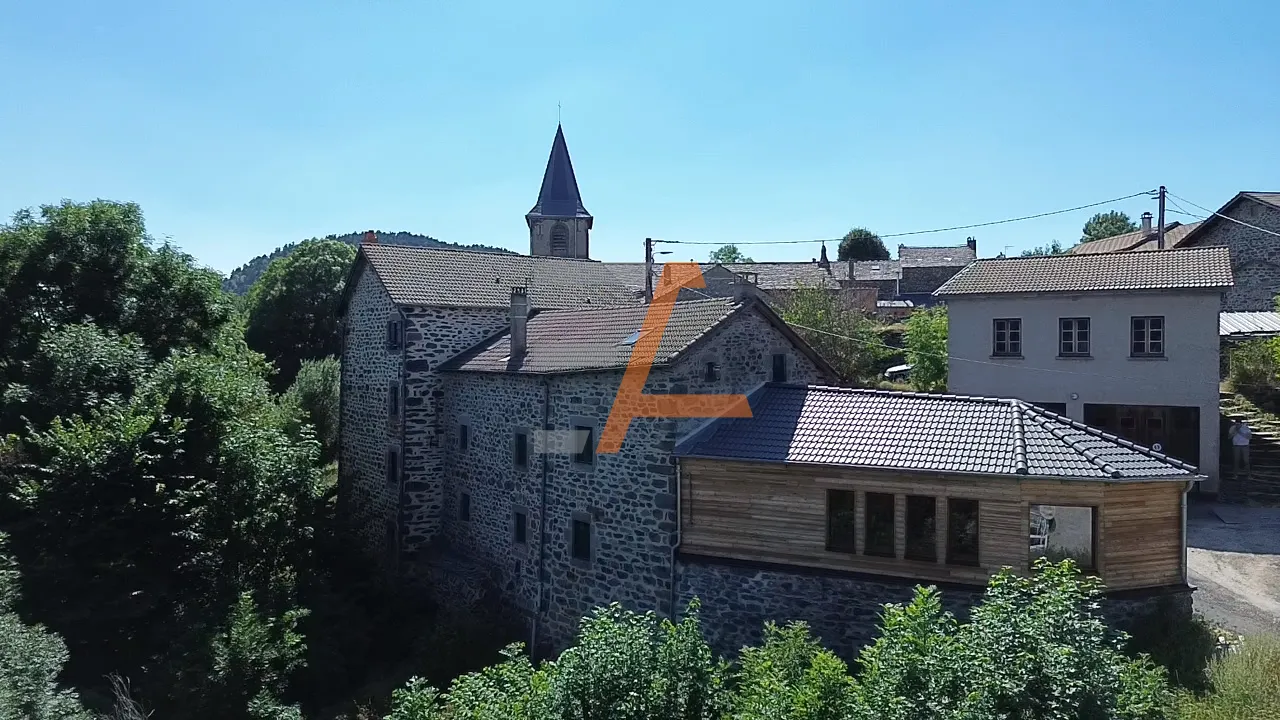 Maison Familiale Spacieuse à Champclause - 220 m² avec Possibilité d'Indépendance 