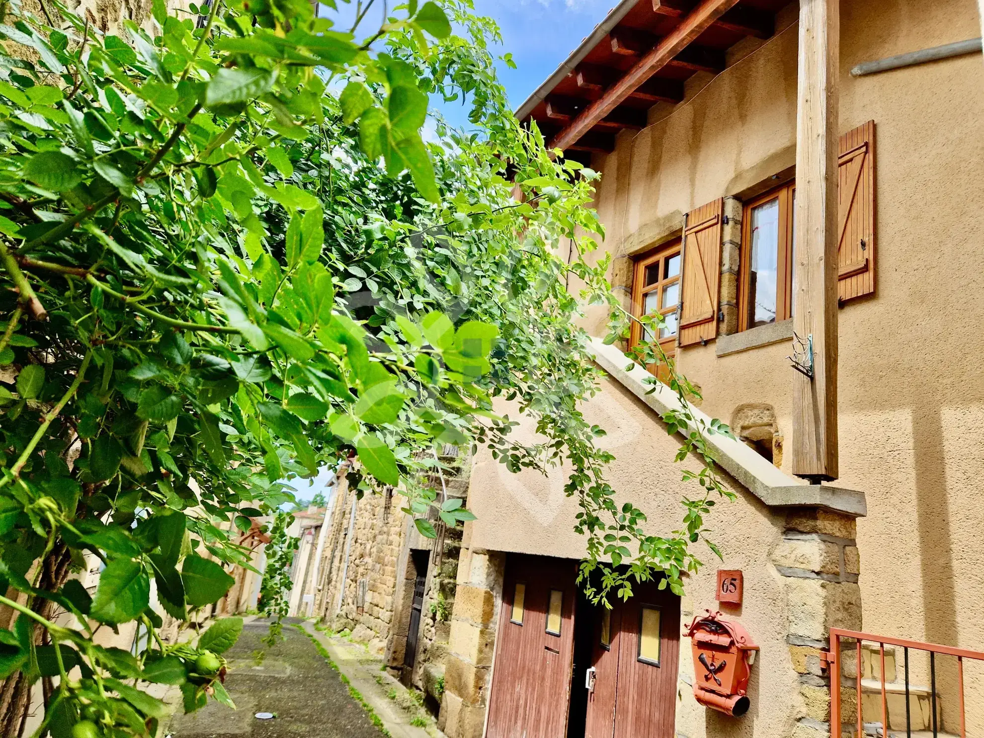 Maison en pierre à vendre au coeur de Vic-le-Comte 