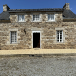 Maison en pierre avec terrasse au cœur de Baud