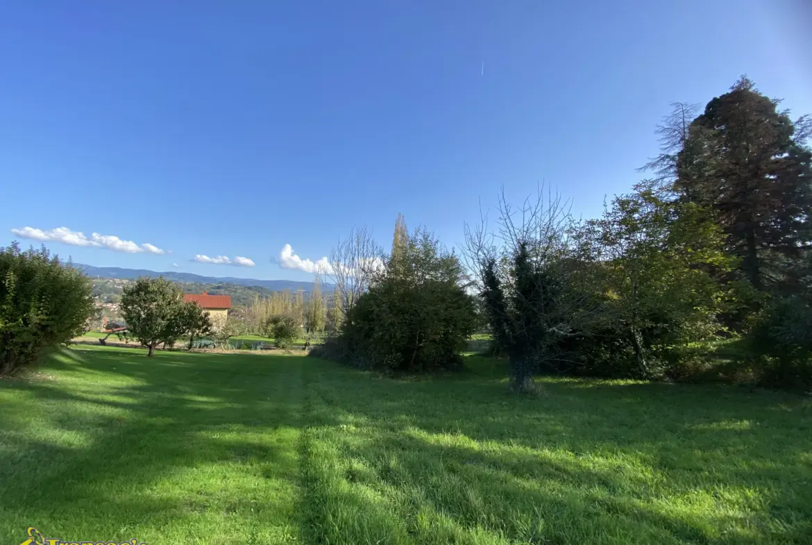 Terrain constructible de 1000 m² à vendre à Courpière 