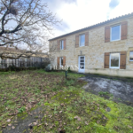 Maison familiale avec belle façade en moellon - 218 m² à Les Salles de Castillon