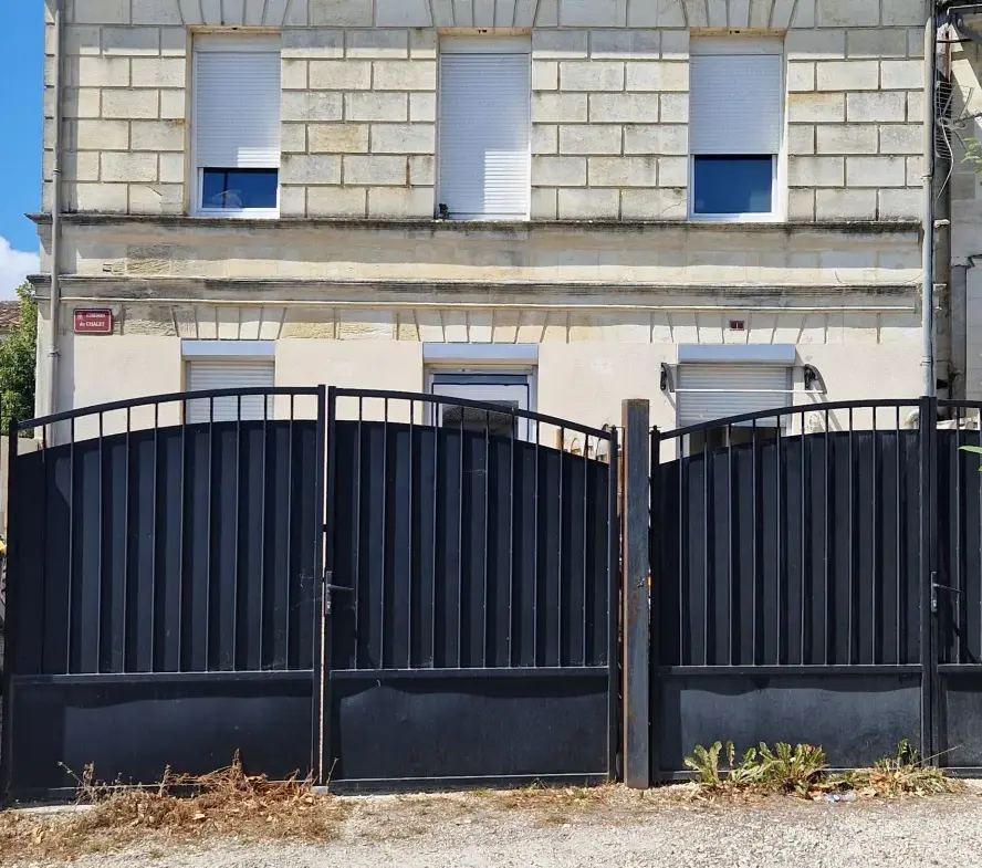 Immeuble ancien en pierre avec deux logements T3 à Arcins 