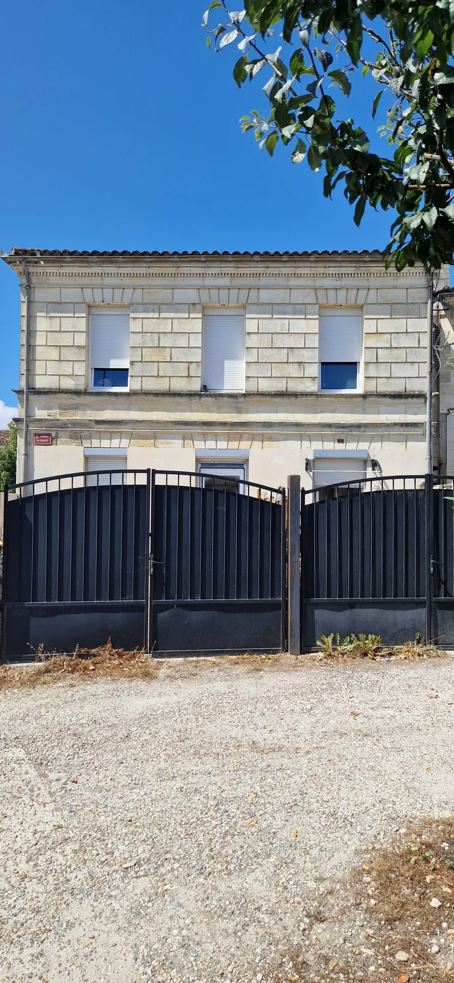 Immeuble ancien en pierre avec deux logements T3 à Arcins 