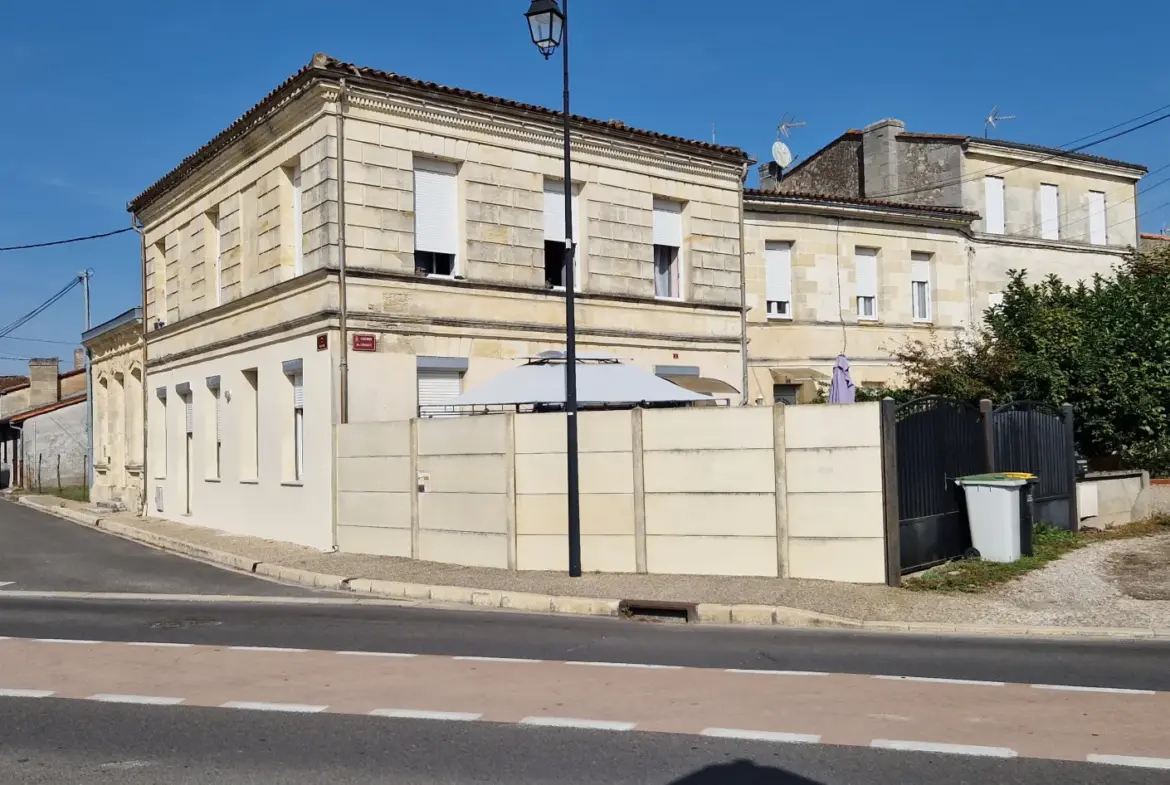 Immeuble ancien en pierre avec deux logements T3 à Arcins 