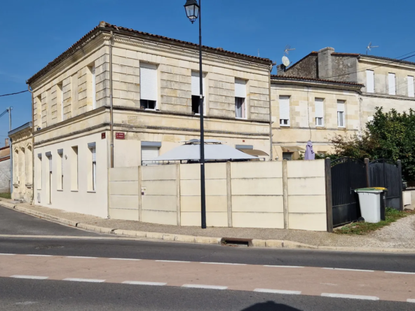 Immeuble ancien en pierre avec deux logements T3 à Arcins