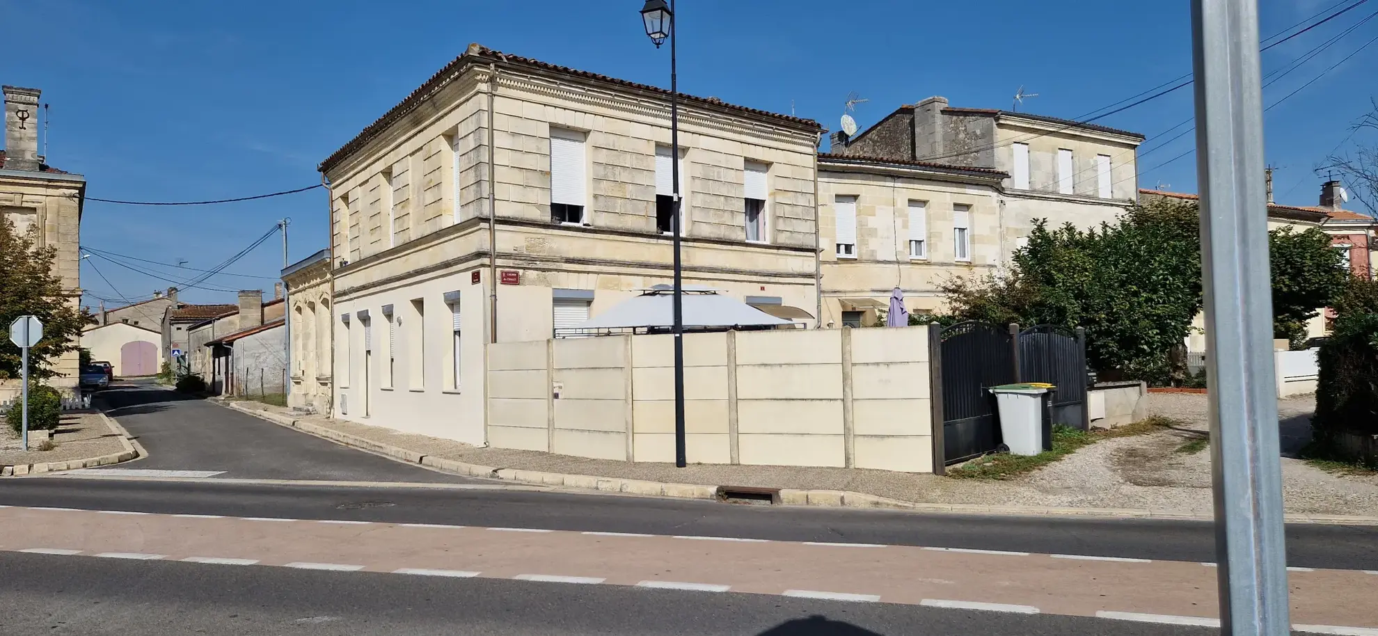 Immeuble ancien en pierre avec deux logements T3 à Arcins 