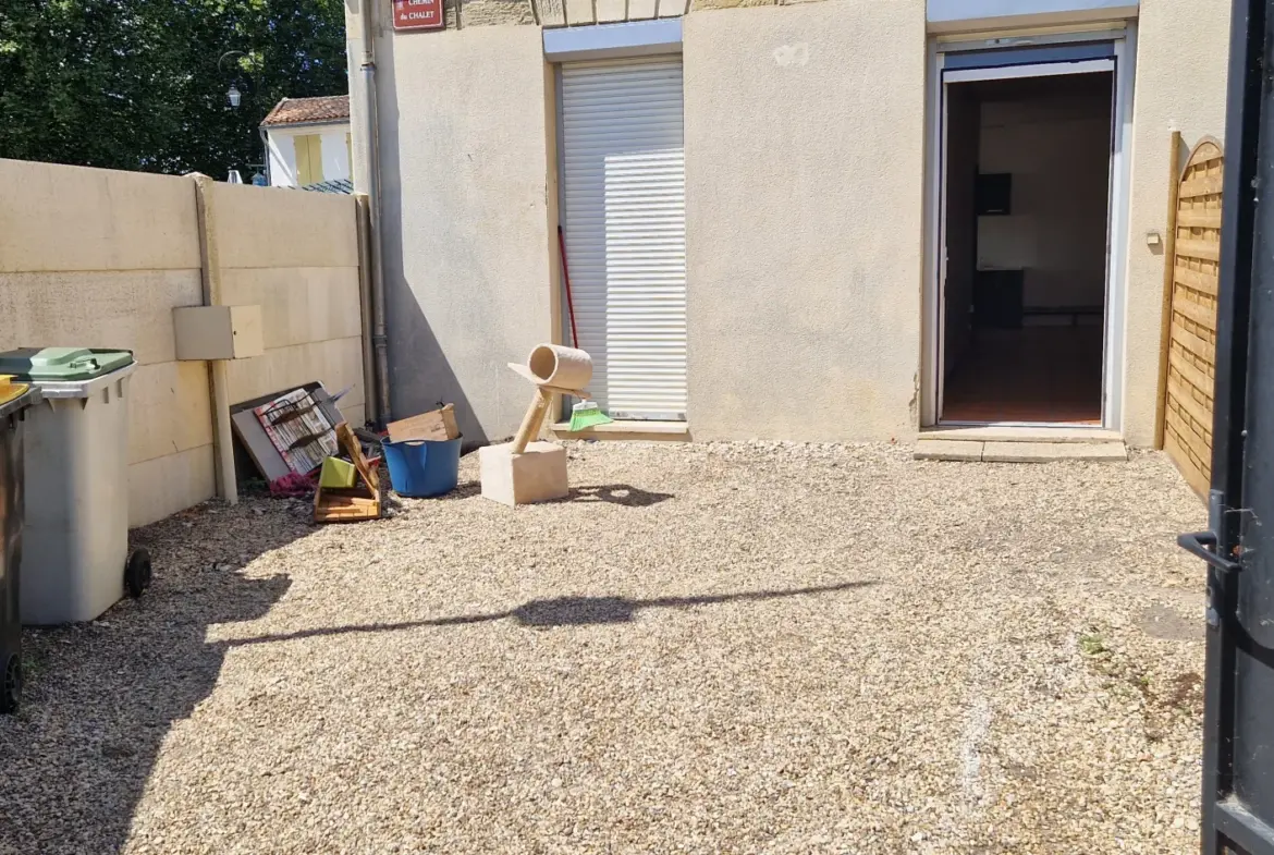 Immeuble ancien en pierre avec deux logements T3 à Arcins 