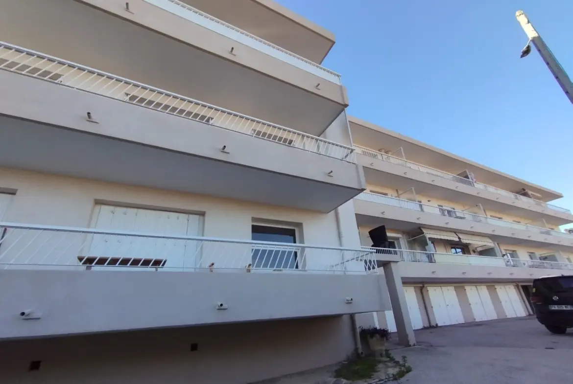 Appartement traversant à vendre avec balcon et parking à Six Fours Les Plages 