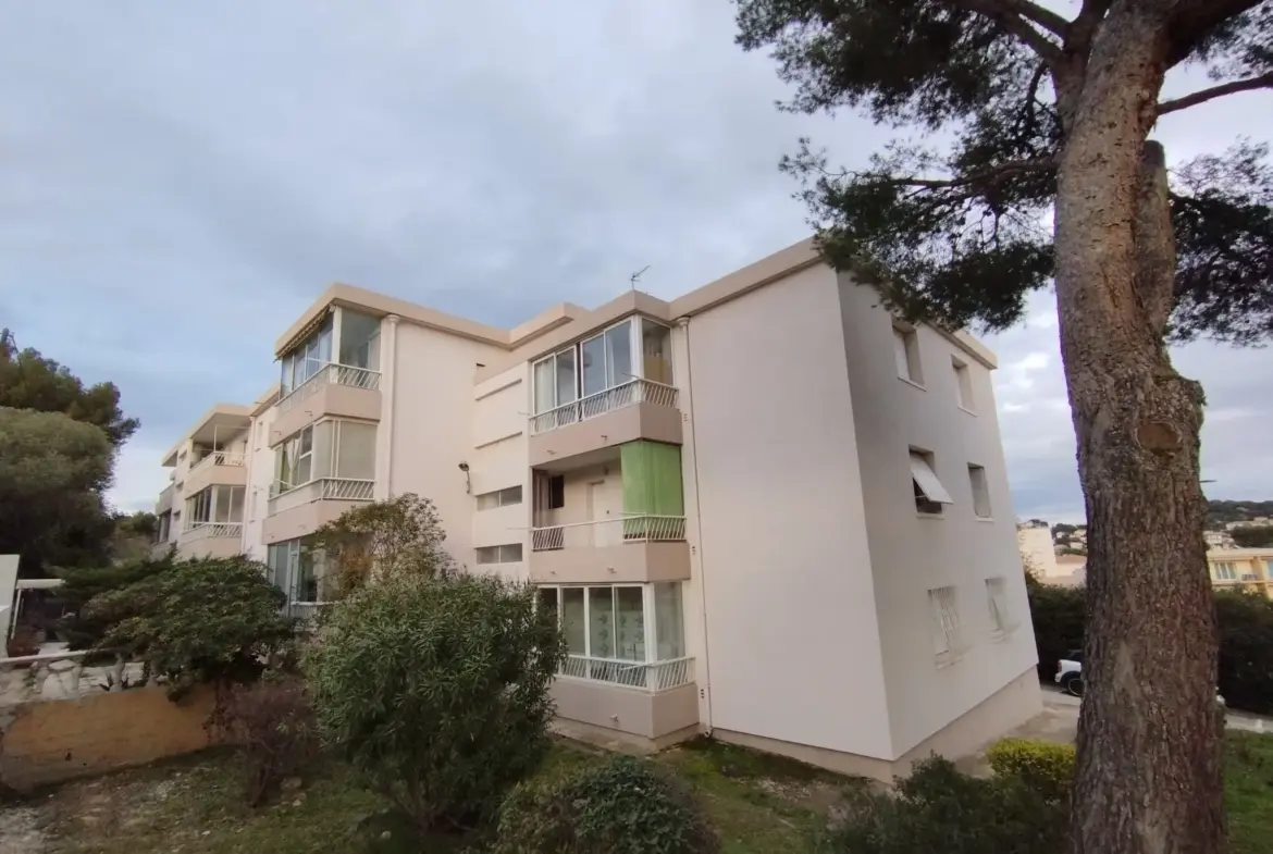 Appartement traversant à vendre avec balcon et parking à Six Fours Les Plages 