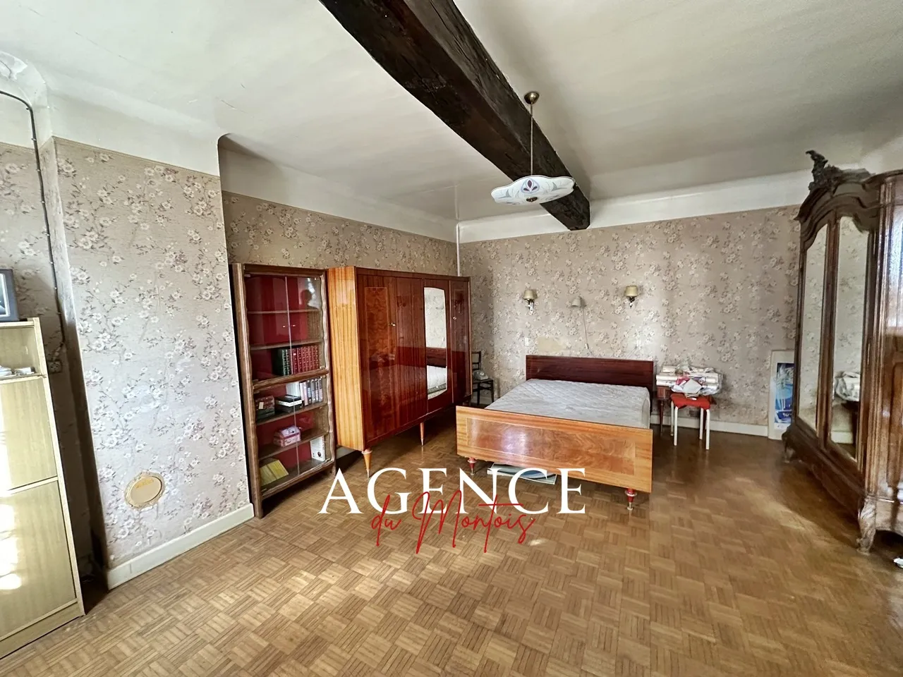 Maison bourgeoise à rénover à Sergines sur 2635 m² 