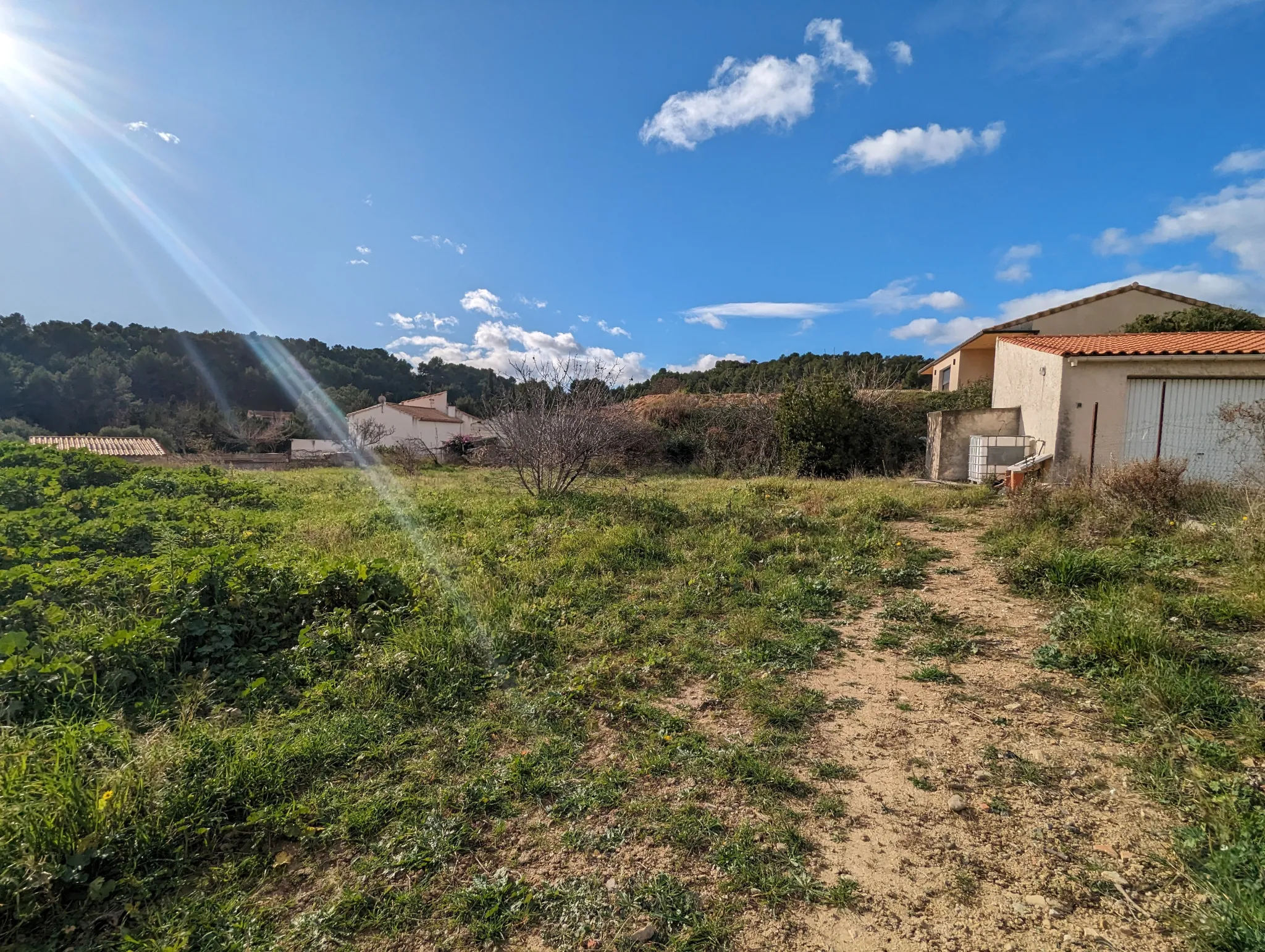 Villa de plain-pied avec garage et terrain constructible à Bize-Minervois 