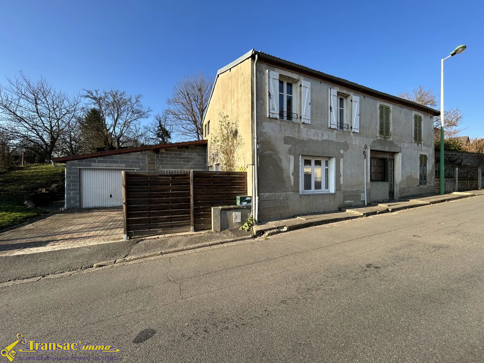 Ensemble immobilier de deux maisons à vendre à Limons - 130 m² sur 600 m² 