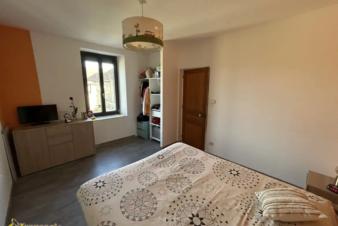 Maison 4 pièces de 110m² avec terrain et dépendances à Puy-Guillaume 