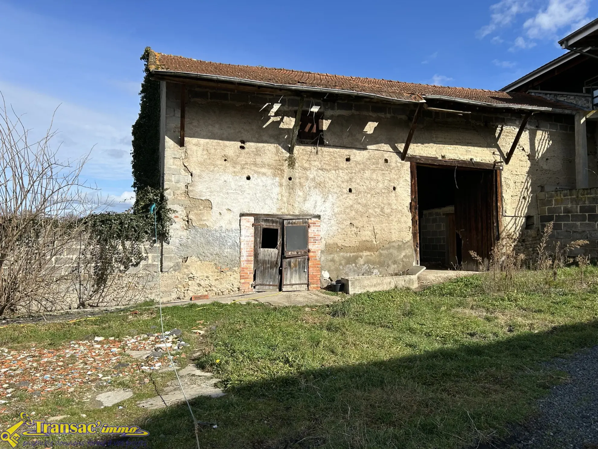 Maison 4 pièces de 110m² avec terrain et dépendances à Puy-Guillaume 