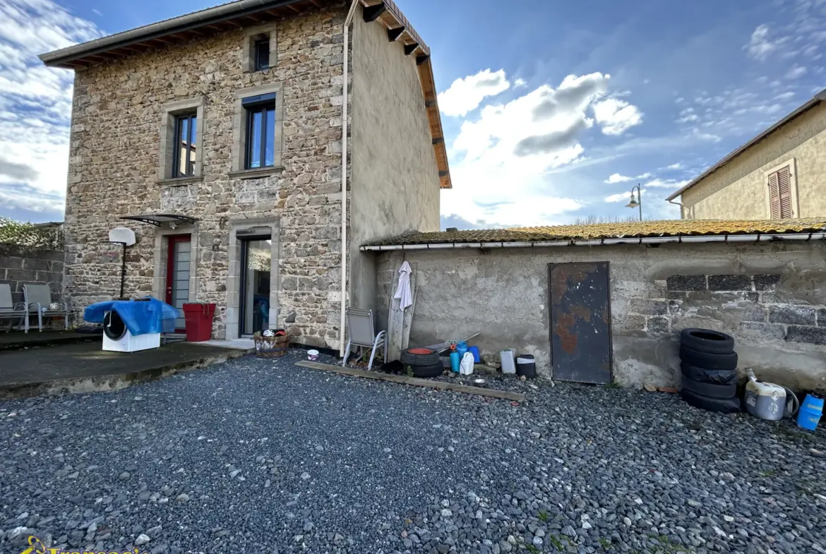 Maison 4 pièces de 110m² avec terrain et dépendances à Puy-Guillaume 