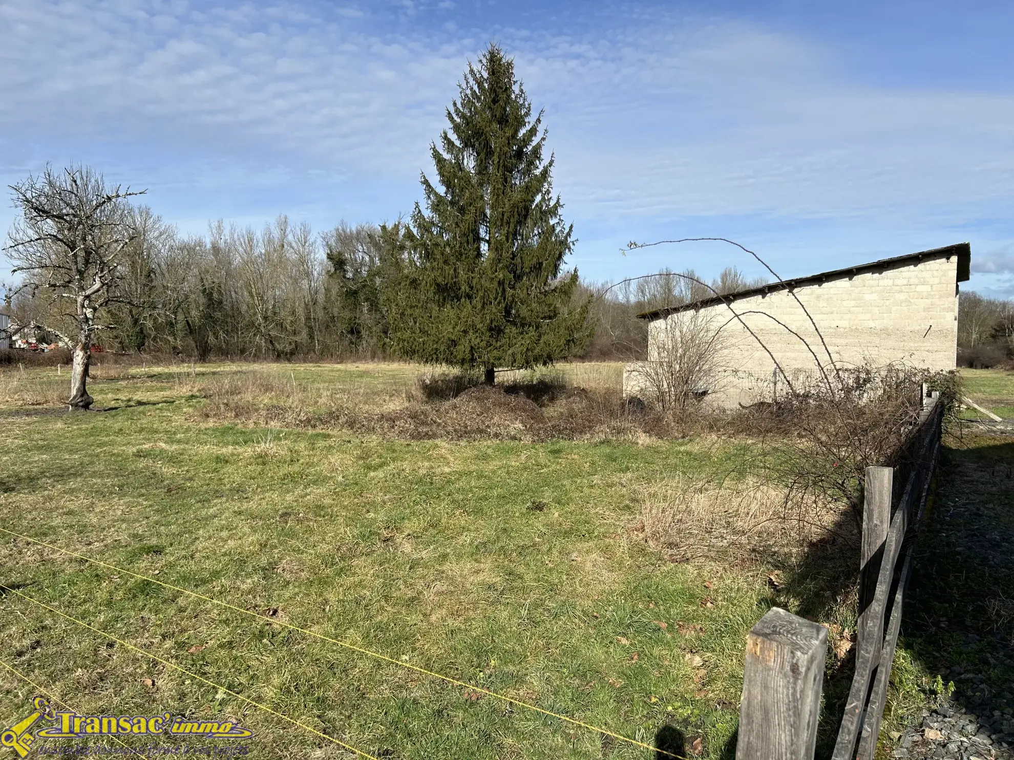 Maison 4 pièces de 110m² avec terrain et dépendances à Puy-Guillaume 