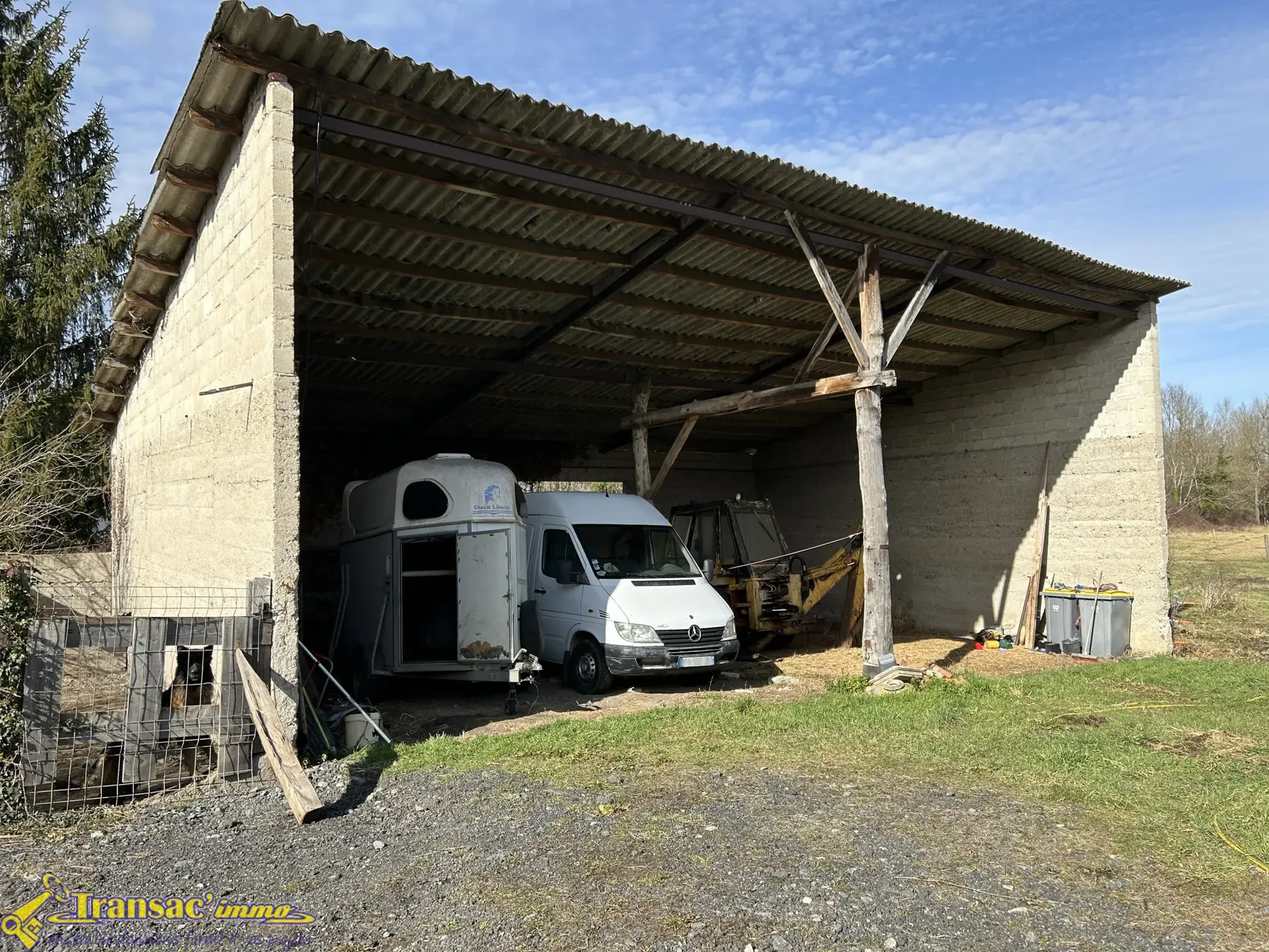 Maison 4 pièces de 110m² avec terrain et dépendances à Puy-Guillaume 