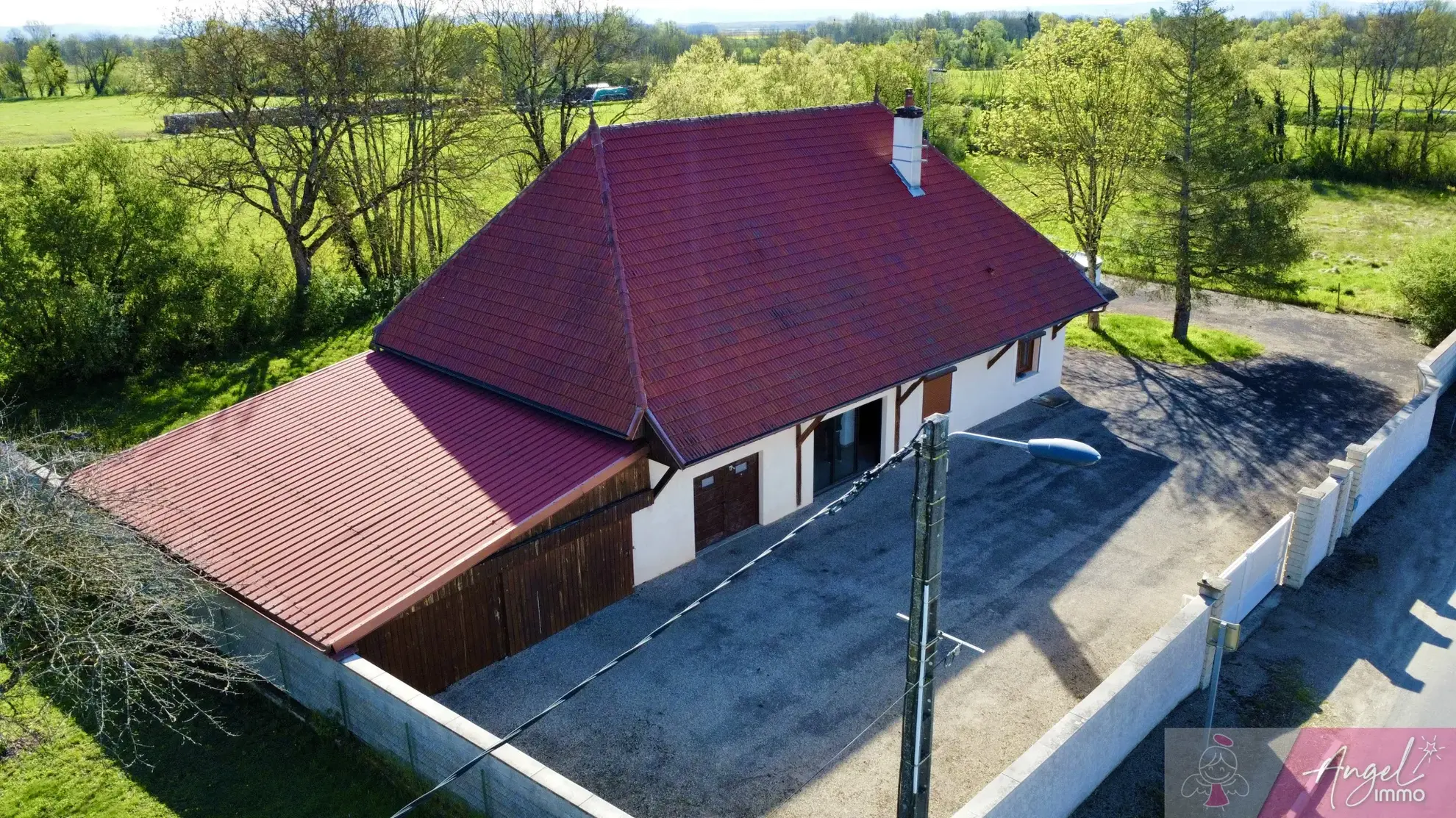 Maison avec grand terrain et dépendances à Belmont 