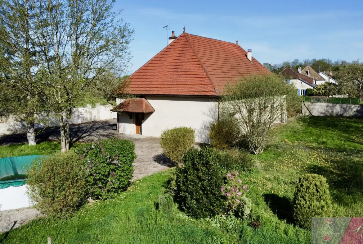 Maison avec grand terrain et dépendances à Belmont 