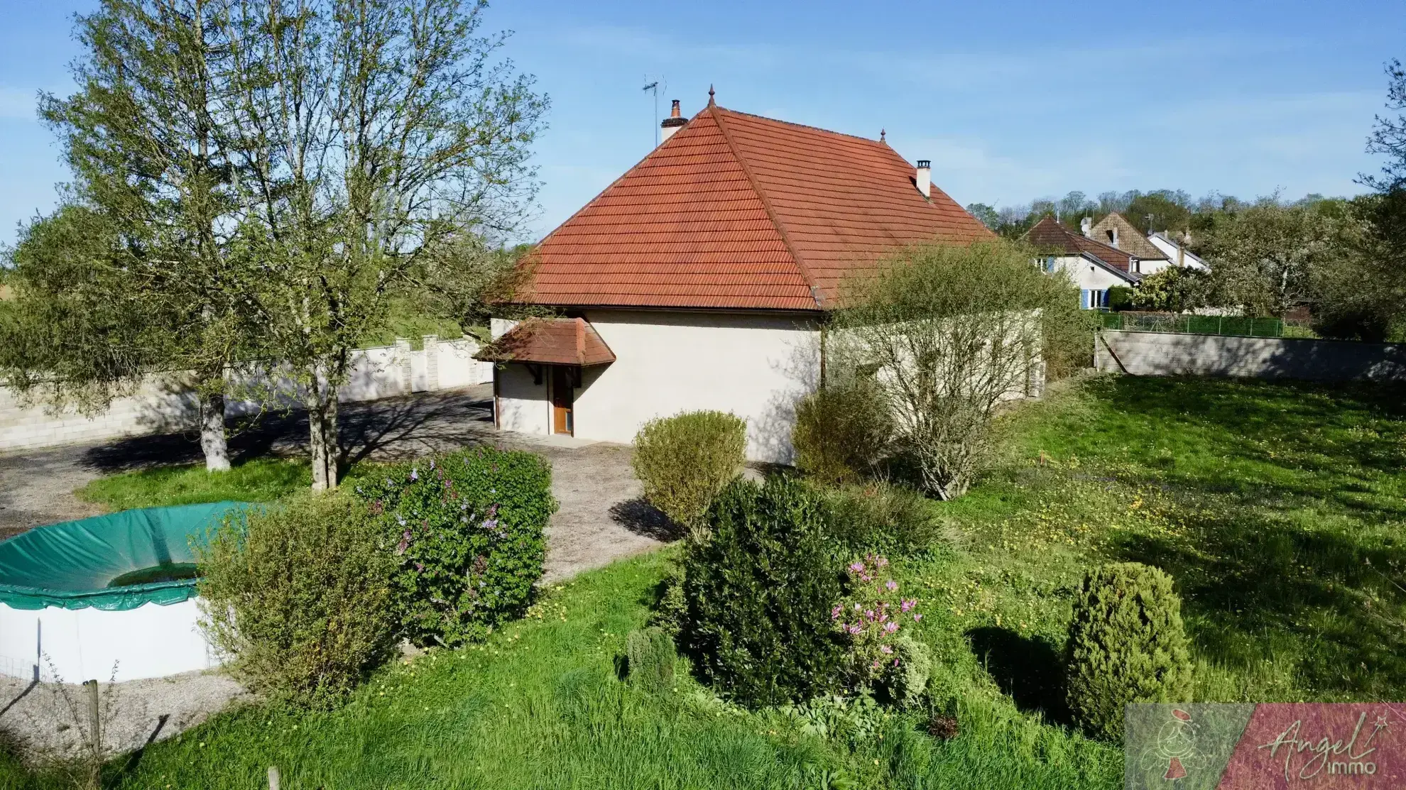 Maison avec grand terrain et dépendances à Belmont 