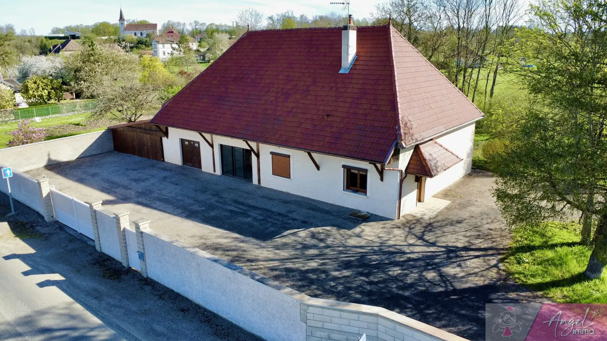 Maison avec grand terrain et dépendances à Belmont 