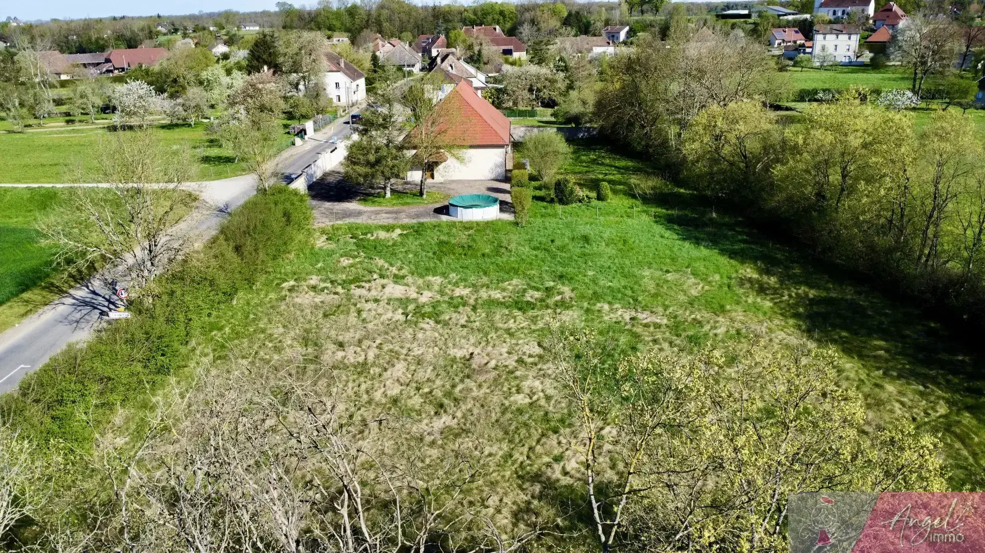 Maison avec grand terrain et dépendances à Belmont 