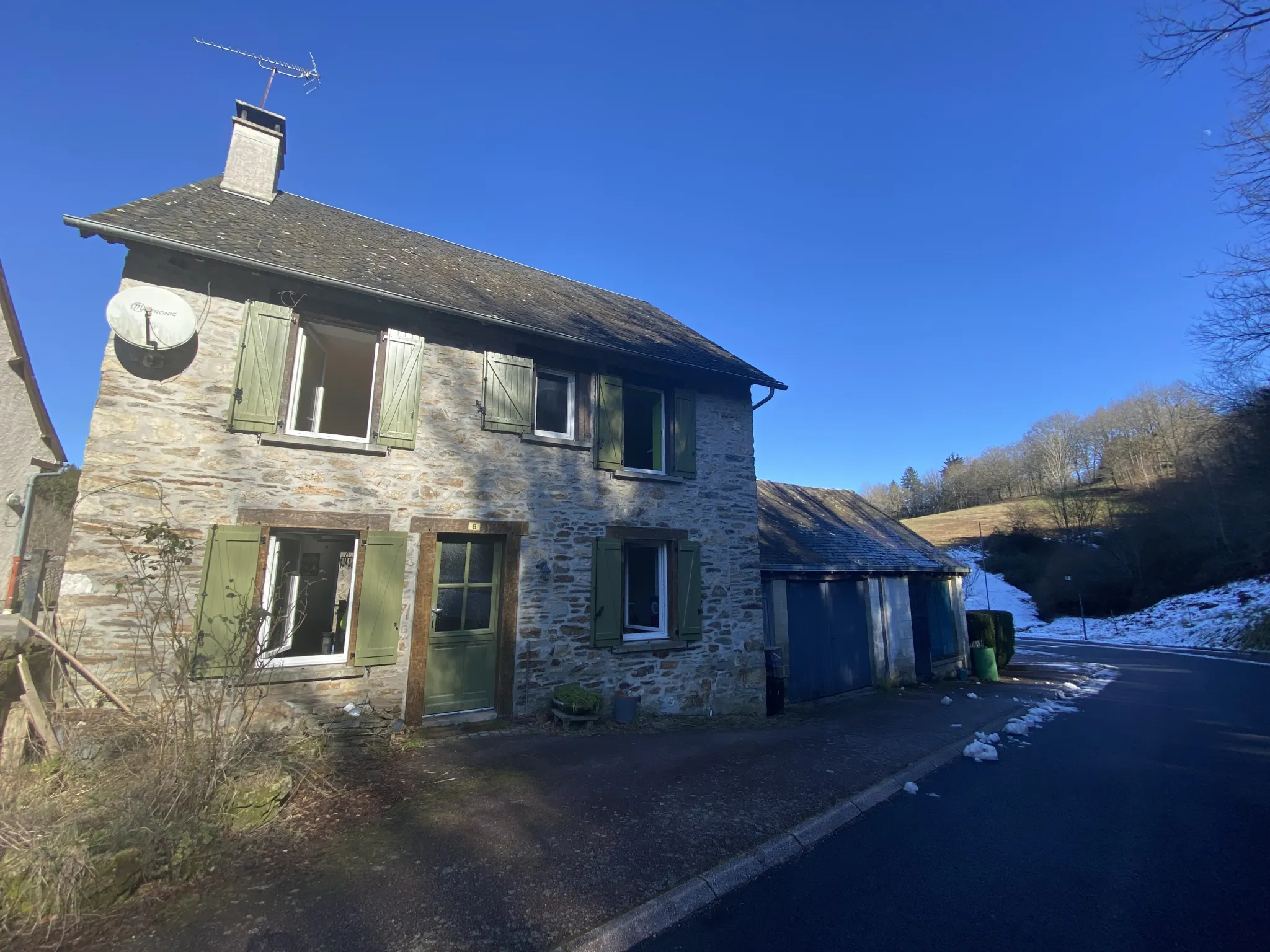 Maison rénovée à Cornil en Corrèze avec dépendances 